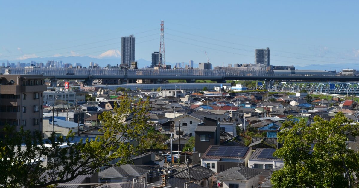 住宅街越しに見る都市と富士山の遠景