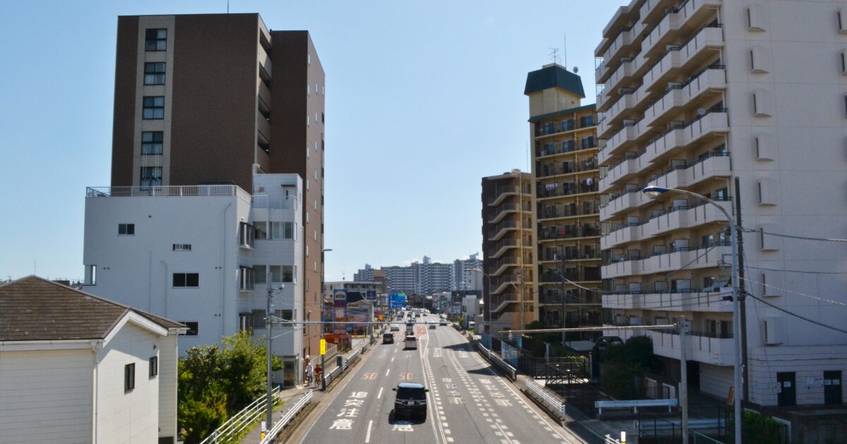 都市部の直線道路と高層住宅が続く風景