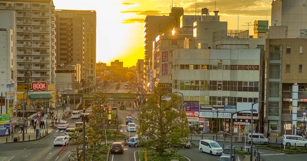 夕焼けに染まる松戸駅周辺の都市風景