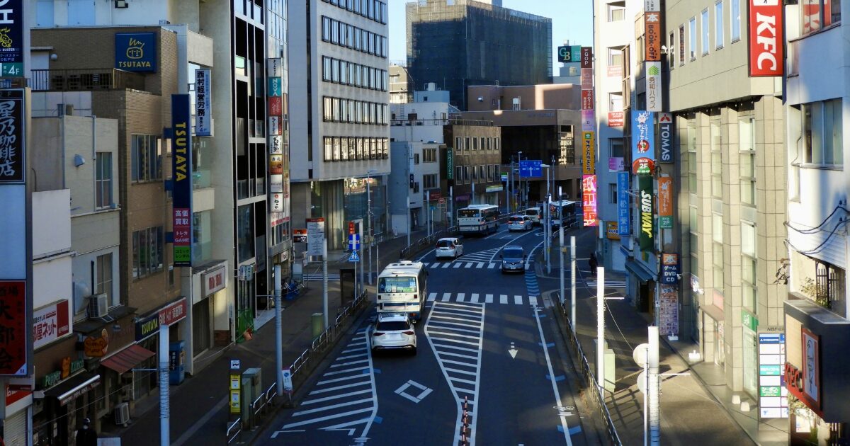 商業ビルが立ち並ぶ市街地の道路風景