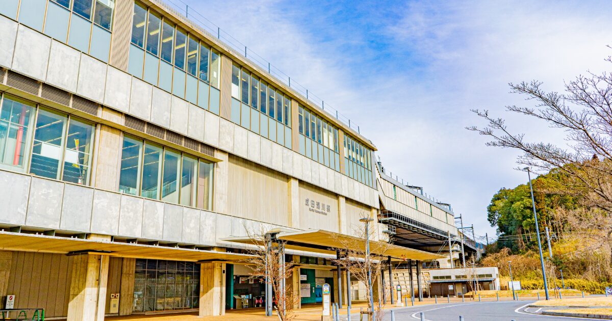 高架駅舎の外観と周辺の街路風景