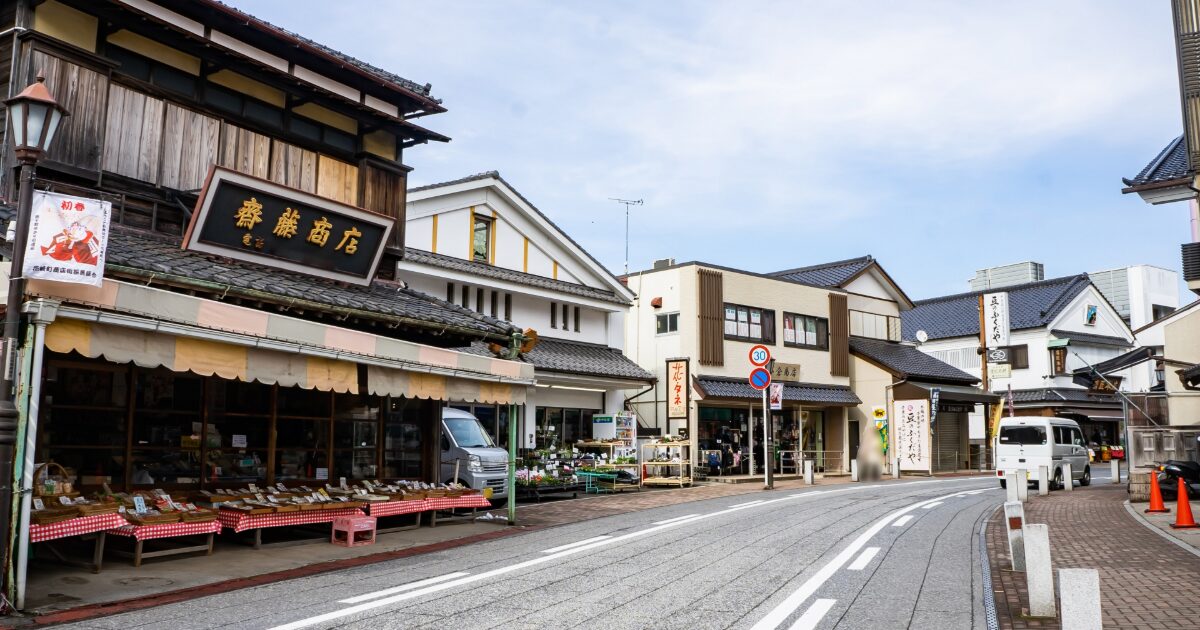 成田山表参道の店舗が並ぶ風情ある街並み