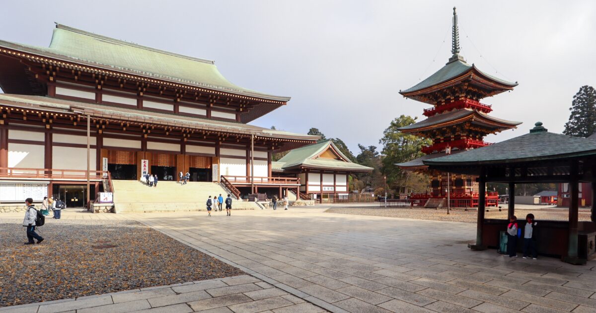 成田山新勝寺の本堂と三重塔が並ぶ境内風景