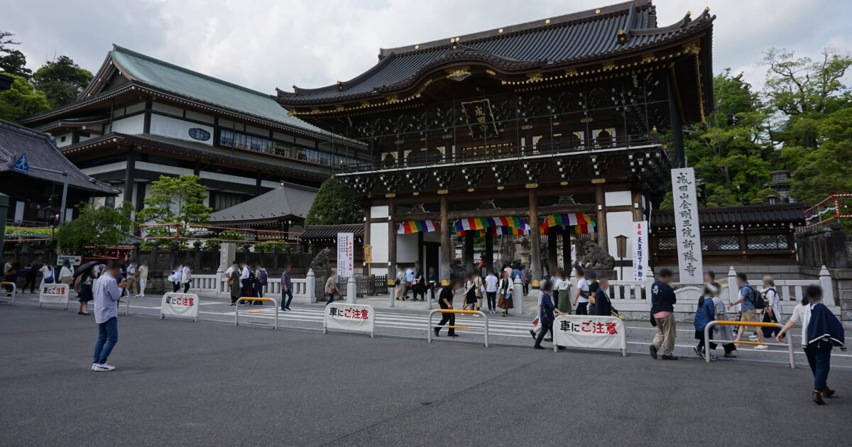 参拝客で賑わう日本の寺院山門と歴史的建築