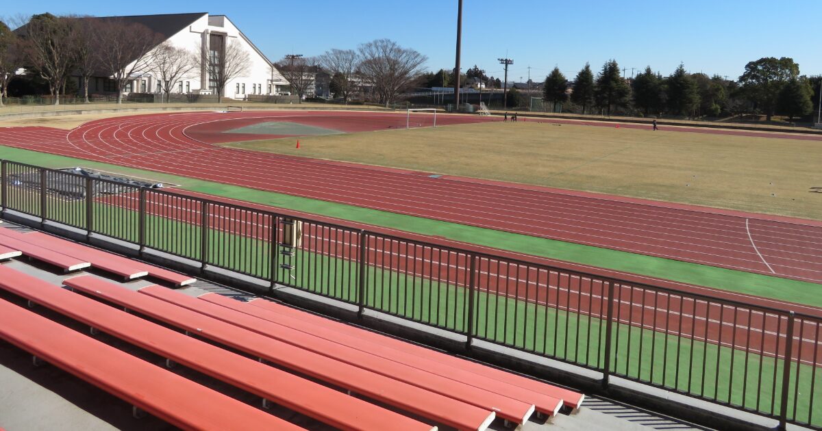 陸上競技場のトラックと観客席が広がるスポーツ施設