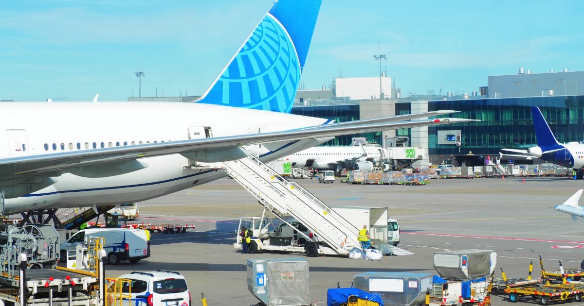 空港駐機場で整備される旅客機と作業車両