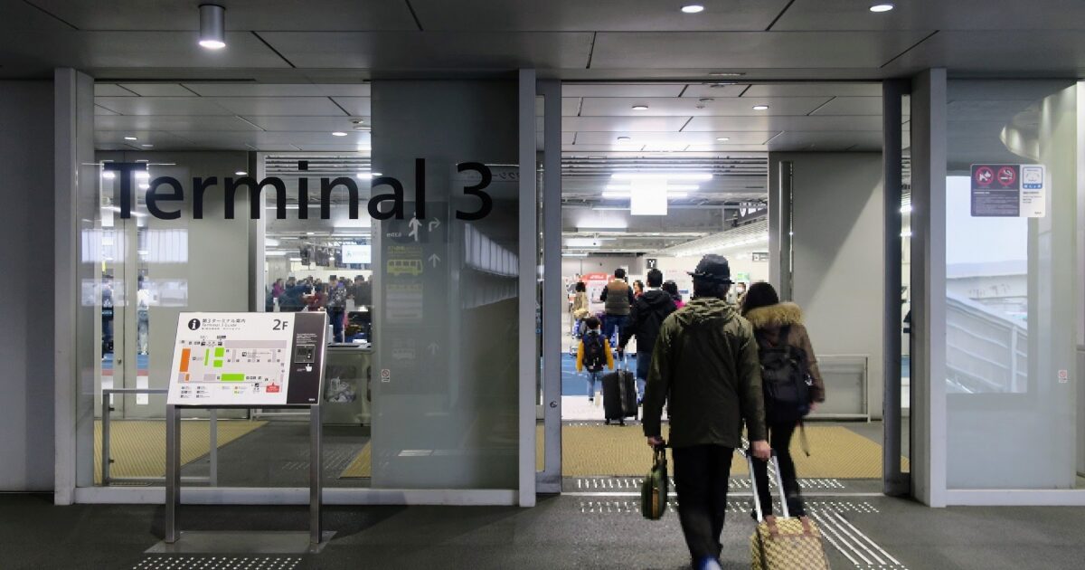 ターミナル3入口から空港内へ向かう旅行者の流れ