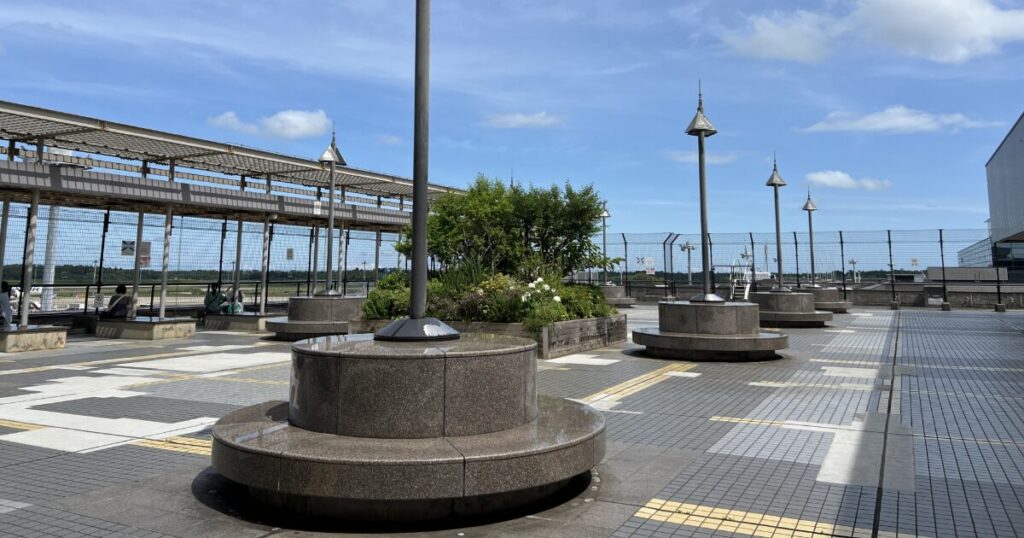 空港展望デッキの広場とベンチや照明設備