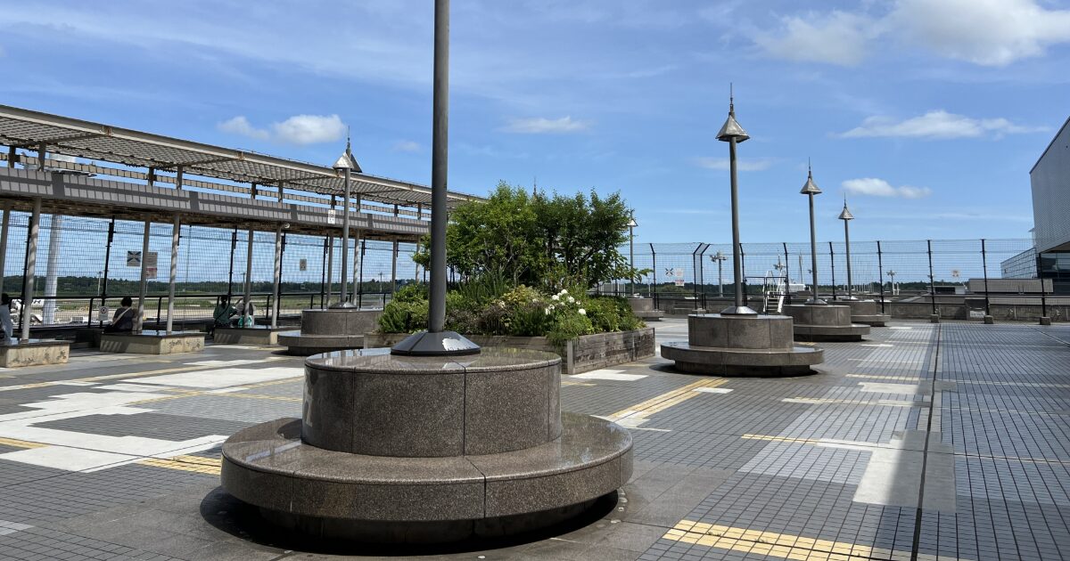 空港展望デッキの広場とベンチや照明設備